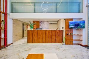 an office lobby with a reception desk and a fishtank at Dutch Heritage Colombo in Colombo
