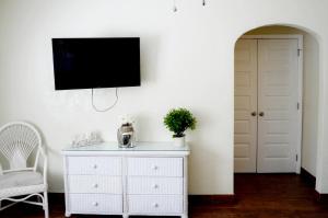TV a/nebo společenská místnost v ubytování Ocean Drive Villas