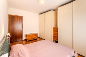 a bedroom with a bed and a closet at Via Moro - Home 86 in Quarto dʼAltino