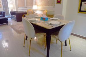 Billede fra billedgalleriet på Elegant 2BR Apartment AC, Lift, Parking & Convenient Location i Lahore