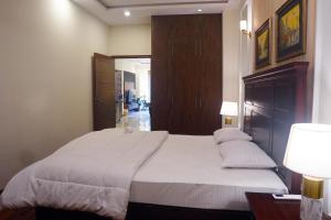 Billede fra billedgalleriet på Elegant 2BR Apartment AC, Lift, Parking & Convenient Location i Lahore