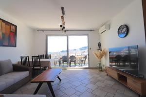 阿雅克修Spacieux Appartement Vue Mer et Montagne en dernier étage avec Terrasse - Parking et Wifi的配有沙发和平板电视的客厅