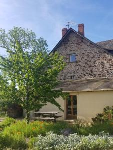 a house with a picnic table and a tree at appartement familial - Beau jardin in Sauveterre-de-Rouergue