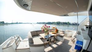 ホーチミン・シティにあるPremium Saigon Yacht Princess 62 - Managed by Vietyacht Clubの水上のボートの後ろにあるテーブル
