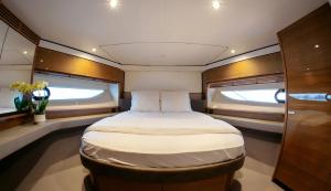 ホーチミン・シティにあるPremium Saigon Yacht Princess 62 - Managed by Vietyacht Clubの窓2つが備わる小さな部屋の大型ベッド1台分です。