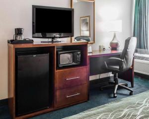 TV a/nebo společenská místnost v ubytování Quality Inn Waynesburg - Morrisville