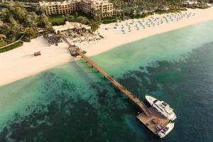 迪拜One&Only Royal Mirage Resort Dubai的海滩空中景色,水中有一条船