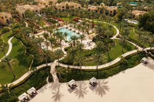 迪拜One&Only Royal Mirage Resort Dubai的带有游泳池和棕榈树的度假村的鸟瞰图