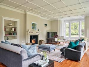 Χώρος καθιστικού στο Large Manor House with Pool Hot Tub & Gardens