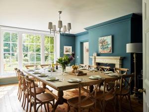 Χώρος καθιστικού στο Large Manor House with Pool Hot Tub & Gardens