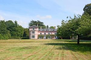 Κήπος έξω από το Large Manor House with Pool Hot Tub & Gardens