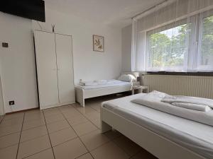 Giường trong phòng chung tại Gruppenapartment mit Wintergarten +2 ảnh