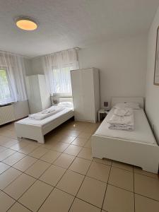 Giường trong phòng chung tại Gruppenapartment mit Wintergarten