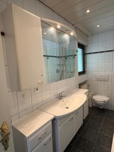 Phòng tắm tại Gruppenapartment mit Wintergarten