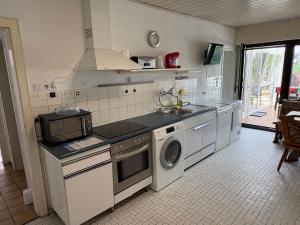 Nhà bếp/bếp nhỏ tại Gruppenapartment mit Wintergarten