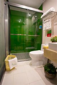 y baño con aseo y ducha verde. en Vatica TianJin NanKai Hardware Market West JieYuan Road Hotel, en Tianjin