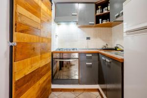 eine kleine Küche mit Holzschränken und einem Herd in der Unterkunft Tower inn in Florenz