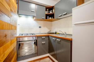 eine kleine Küche mit Herd und Spüle in der Unterkunft Tower inn in Florenz + 15 Fotos