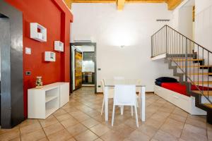 ein Esszimmer mit einem Tisch und einer roten Wand in der Unterkunft Tower inn in Florenz