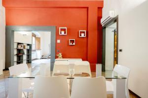 ein Esszimmer mit einem Glastisch und weißen Stühlen in der Unterkunft Tower inn in Florenz