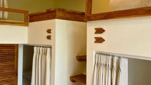 un bagno con scale in legno e tenda da doccia di White Penny Hostel a Seminyak