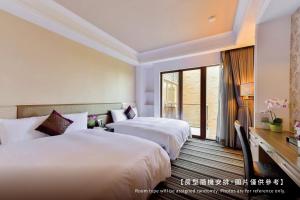 a hotel room with two beds and a window at Yundeng Landscape Hotel in Fanlu