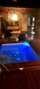 una piscina en medio de un patio en Villa événements Balnéo & Spa, en Villampuy