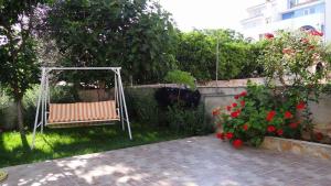 Vonkajšia záhrada v ubytovaní Apartment Okrug Gornji 24