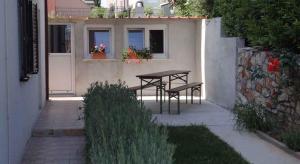 Vonkajšia záhrada v ubytovaní Apartment Okrug Gornji 24