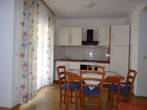 Kuchyňa alebo kuchynka v ubytovaní Apartment Okrug Gornji 24