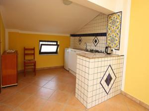 ヴァッロ・デッラ・ルカーニアにあるIl Gelso Bianco - Cilentoの黄色の壁のキッチン、タイル張りのカウンター
