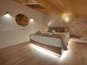 Ágios RókkosCenter Corfu Studios的一间卧室，配有一张床，墙是石的