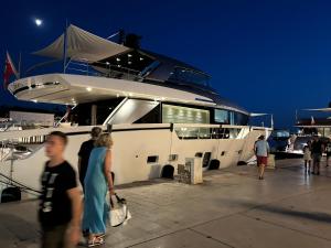 Un grupo de personas de pie junto a un gran barco. en Chatarina Apartment, en Trogir