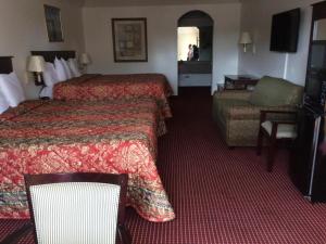 Postel nebo postele na pokoji v ubytování Executive Inn Schulenburg