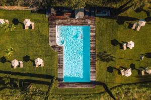 an overhead view of a pool in a yard at Hotel KÜGLERHOF in Tirolo