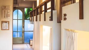 un corridoio con una porta che conduce a una casa di White Penny Hostel a Seminyak