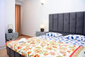 Ένα ή περισσότερα κρεβάτια σε δωμάτιο στο 2 BR city view Apartment with AC WiFi TV and more