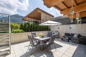 ブリクセン・イム・ターレにあるResidenz Brixental TOP1の屋上のパティオ(テーブル、椅子付)