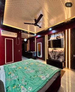 En eller flere senge i et værelse på Red cottage Stay