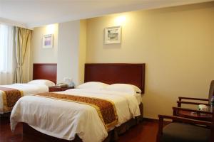 Postel nebo postele na pokoji v ubytování GreenTree Inn HeBei ZhangJiaKou ZhangBei Caoyuantian Rd ZhangKu Avenue Express Hotel