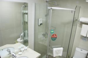 Koupelna v ubytování GreenTree Inn HeBei ZhangJiaKou ZhangBei Caoyuantian Rd ZhangKu Avenue Express Hotel
