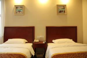Postel nebo postele na pokoji v ubytování GreenTree Inn HeBei ZhangJiaKou ZhangBei Caoyuantian Rd ZhangKu Avenue Express Hotel