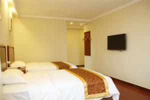 Postel nebo postele na pokoji v ubytování GreenTree Inn HeBei ZhangJiaKou ZhangBei Caoyuantian Rd ZhangKu Avenue Express Hotel