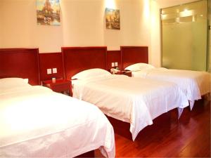 Postel nebo postele na pokoji v ubytování GreenTree Inn HeBei ZhangJiaKou ZhangBei Caoyuantian Rd ZhangKu Avenue Express Hotel