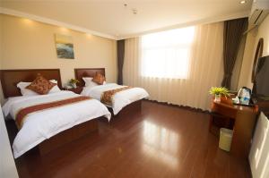 Postel nebo postele na pokoji v ubytování GreenTree Inn HeBei ZhangJiaKou ZhangBei Caoyuantian Rd ZhangKu Avenue Express Hotel