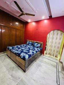 Ένα ή περισσότερα κρεβάτια σε δωμάτιο στο Comfyvibe