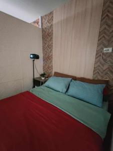 Una cama o camas en una habitación de Tiffany's Staycation (Unit 111)