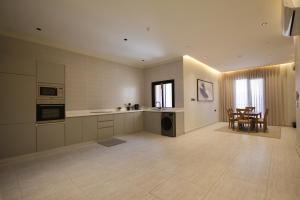 cocina grande con encimera y mesa en luxury apartment - COZY apt, en Riad