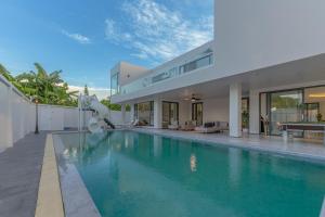 ein Swimmingpool im Hinterhof eines Hauses in der Unterkunft TML-6 bedrooms-independent swimming pool and Luxury KTV room and fitness area and pool table in Ban Huai Yai