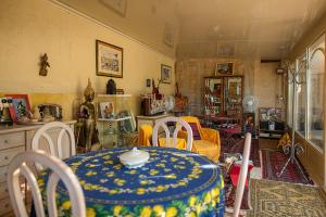 a room with a table and chairs in a room at B&B Le Clos des Cigales in Cassis